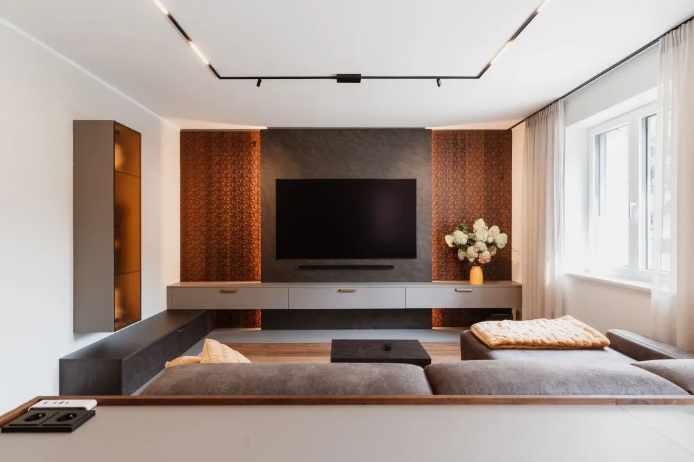 Wohnzimmer mit Wandfernseher, strukturierter Wandverkleidung und Sideboard