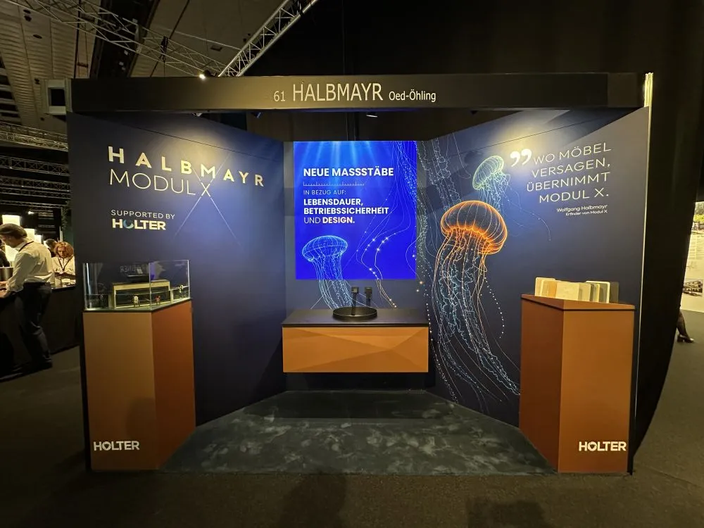 Mit MODUL X haben wir auf der ARCHITECT@WORK Vienna eine neue Generation wasserfester Badmöbel präsentiert. Entwickelt für die hohen Anforderungen in Hotellerie, Gastronomie und Objektbereich – und für alle, die bei Material, Beständigkeit und Gestaltung