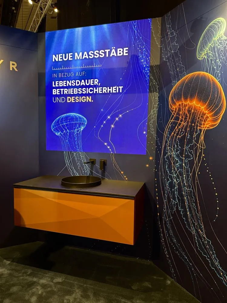 Mit MODUL X setzen wir dort an, wo herkömmliche Materialien im Badezimmer an ihre Grenzen kommen – mit einer neuen Material- und Konstruktionslogik, die Wasserfestigkeit, Beständigkeit und gestalterische Freiheit verbindet.
