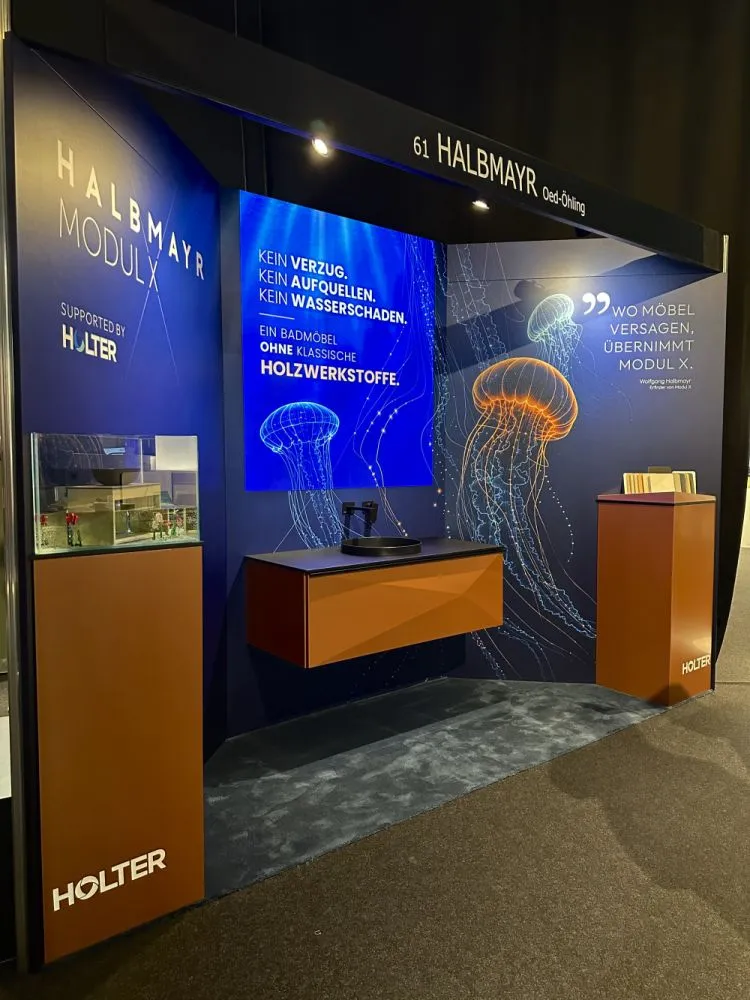 Ein Badmöbel, das Wasser von Grund auf anders begegnet. Mit MODUL X haben wir auf der ARCHITECT@WORK Vienna eine neue Material- und Konstruktionslogik präsentiert – konsequent wasserfest, widerstandsfähig und mit neuen Möglichkeiten in der Gestaltung.