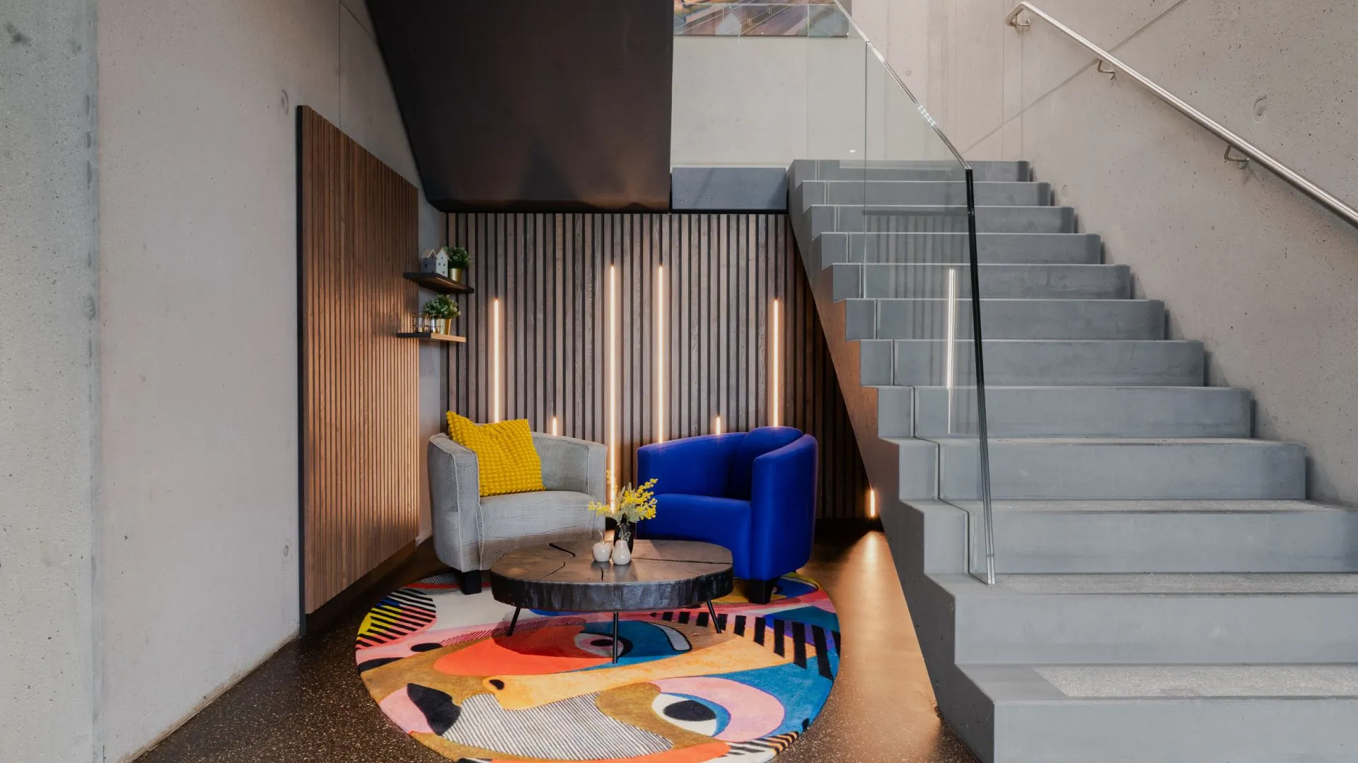 Geschäftsräume mit Sitzecke, Treppe und Sichtbeton