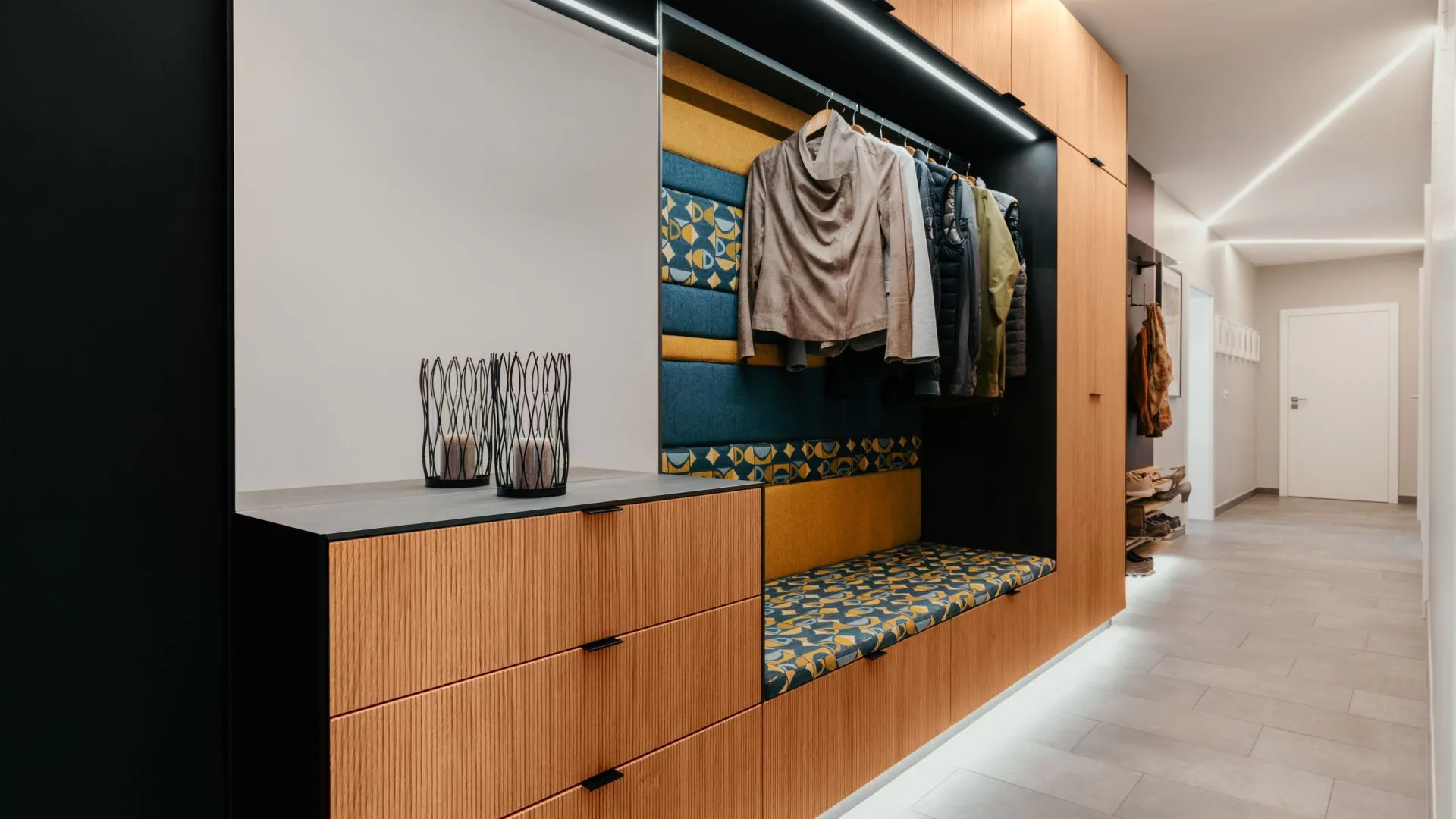 Begehbarer Kleiderschrank mit Holzfronten und Sitzbank