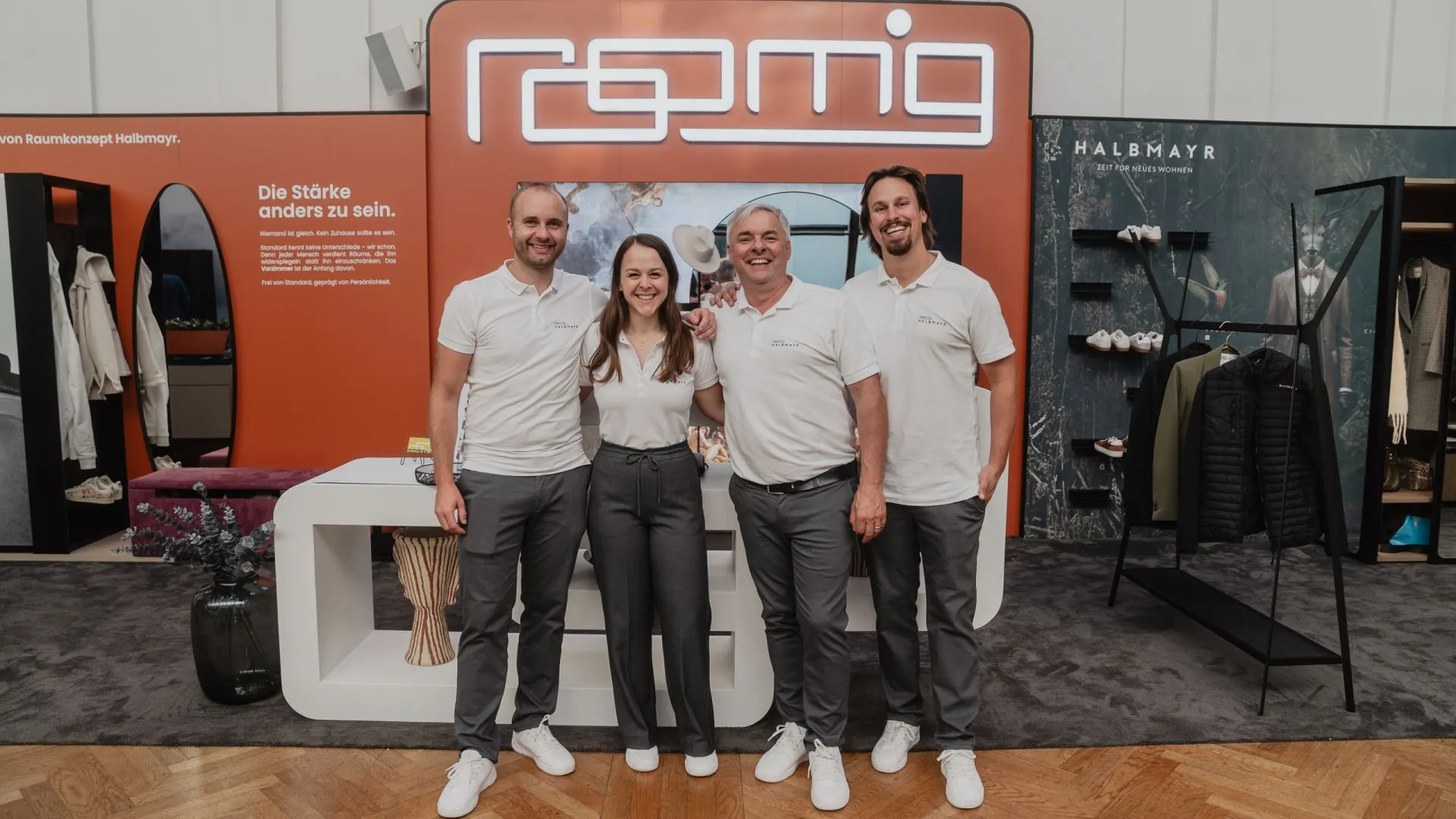 Unser Messe-Team am Design District 2026 - Jürgen, Anna, Wolfgang und Fabian. roomig x HALBMAYR