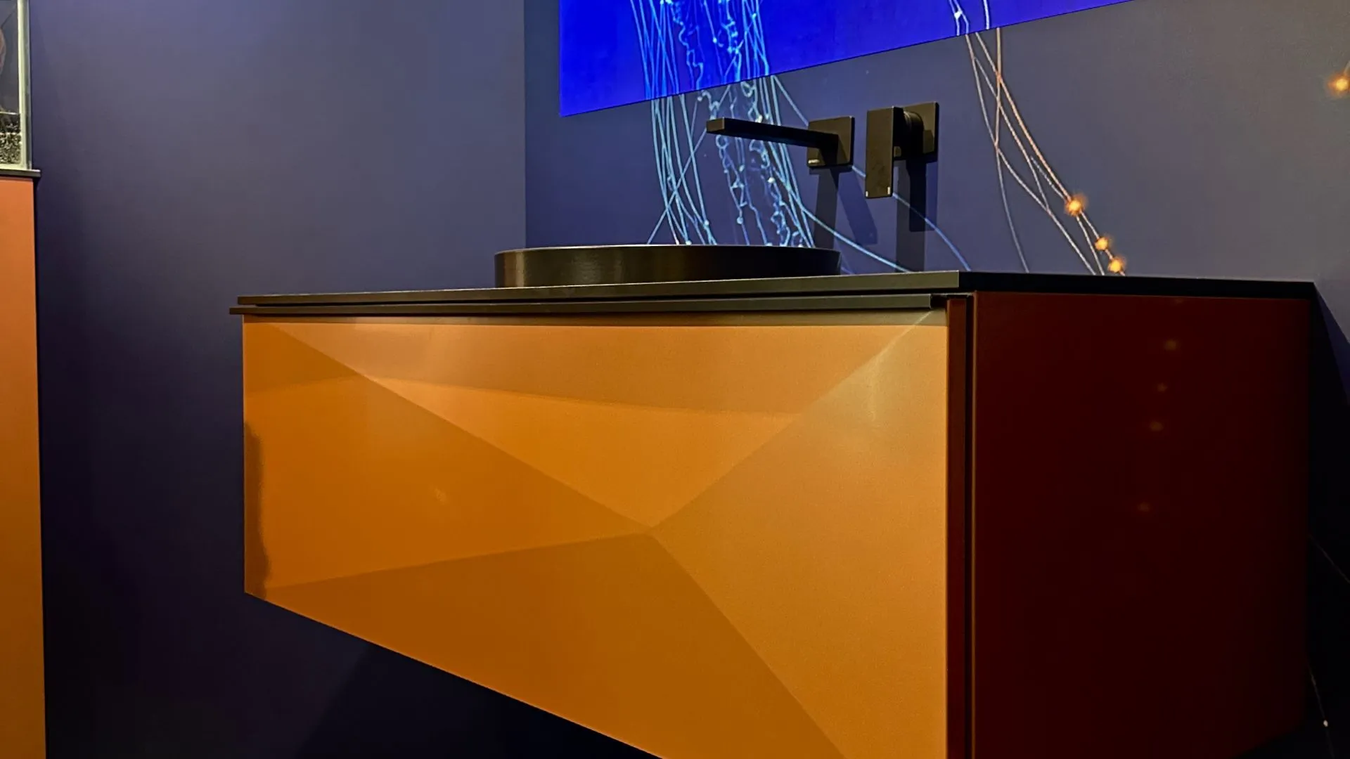 Mit MODUL X setzen wir dort an, wo herkömmliche Materialien im Badezimmer an ihre Grenzen kommen – mit einer neuen Material- und Konstruktionslogik, die Wasserfestigkeit, Beständigkeit und gestalterische Freiheit verbindet.