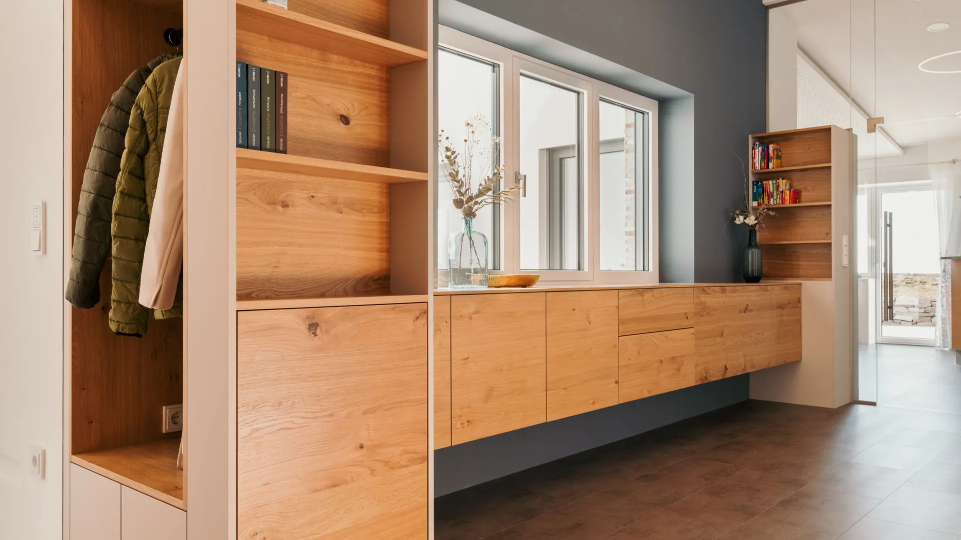 Vorzimmer mit Altholz-Garderobe, Sideboard und Spiegel