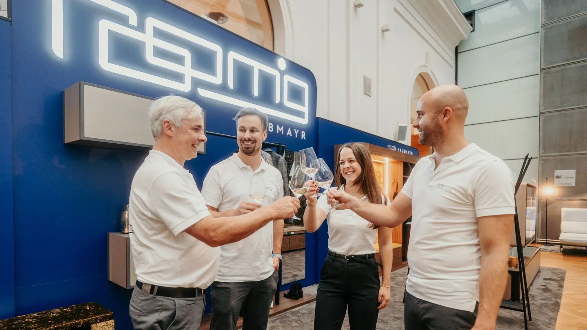 Rückblick zu unserem roomig x HALBMAYR Messestand am DESIGN DISTRICT 2026. Unser Team stoßt auf eine erfolgreiche Messe an.