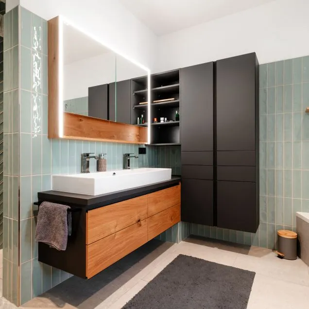 Badezimmer mit grünen Fliesen, Waschtisch und Badewanne