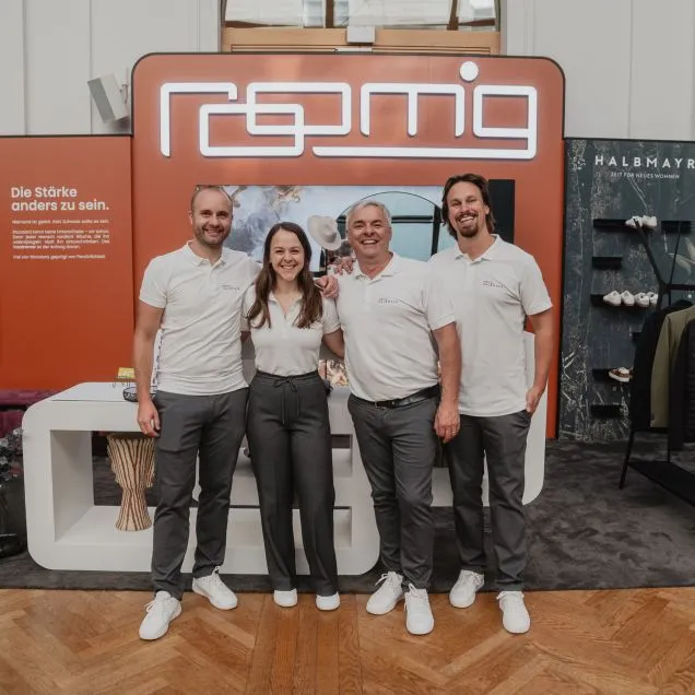 Unser Messe-Team am Design District 2026 - Jürgen, Anna, Wolfgang und Fabian. roomig x HALBMAYR