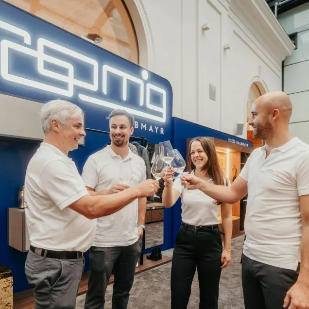 Rückblick zu unserem roomig x HALBMAYR Messestand am DESIGN DISTRICT 2026. Unser Team stoßt auf eine erfolgreiche Messe an.