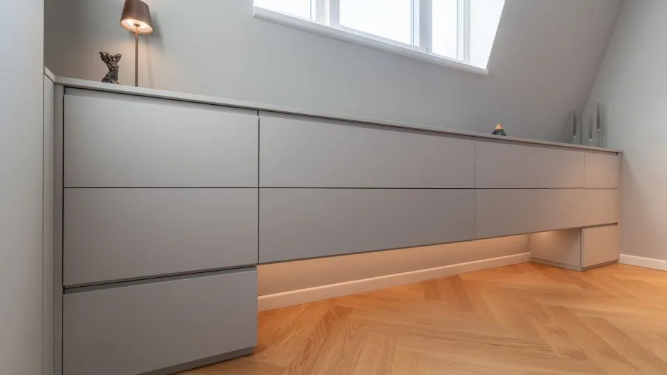 Sideboard unter der Dachschräge auf Fischgrätparkett