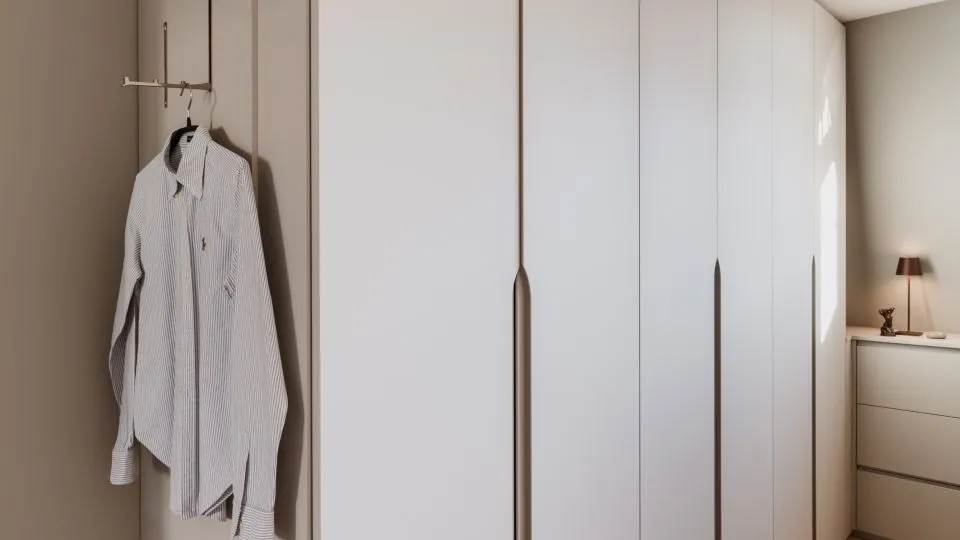 Hemd auf einem Kleiderlift vor Einbauschränken