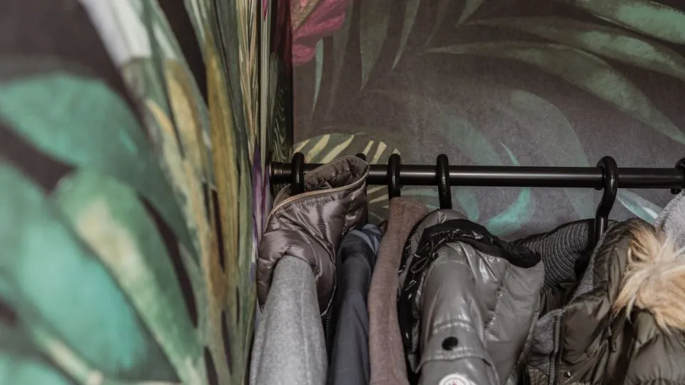Garderobe mit floraler Tapete und Kleiderstange