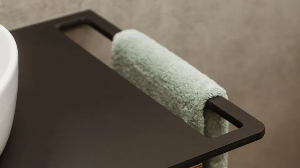 Detail einer Holzfront unter einer dunklen Arbeitsplatte