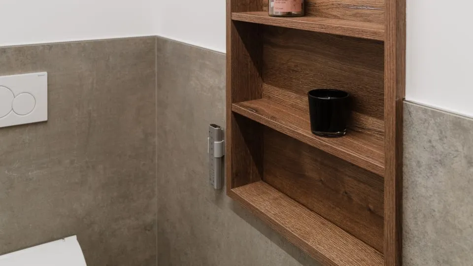Offenes Regal aus Holz mit Dekodose