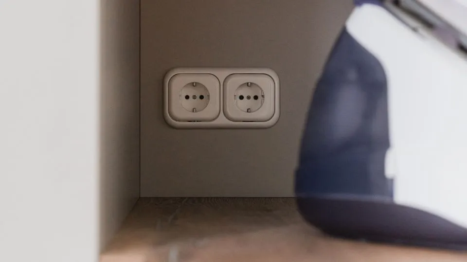 Detail einer Doppelsteckdose neben einem Gerät