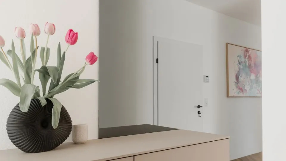 Vase mit Tulpen auf einem Sideboard im Flur