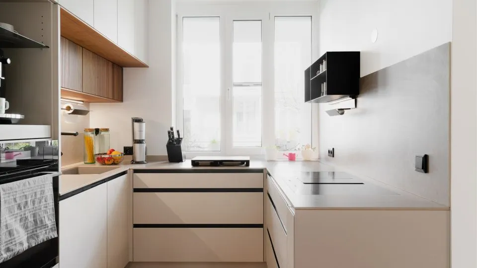 Küche in U-Form mit weißen Fronten und Oberschrank aus Holz