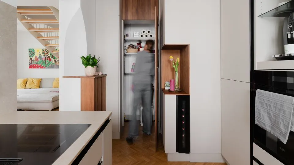 Blick durch die Küche in den Wohnraum mit offener Speisekammer
