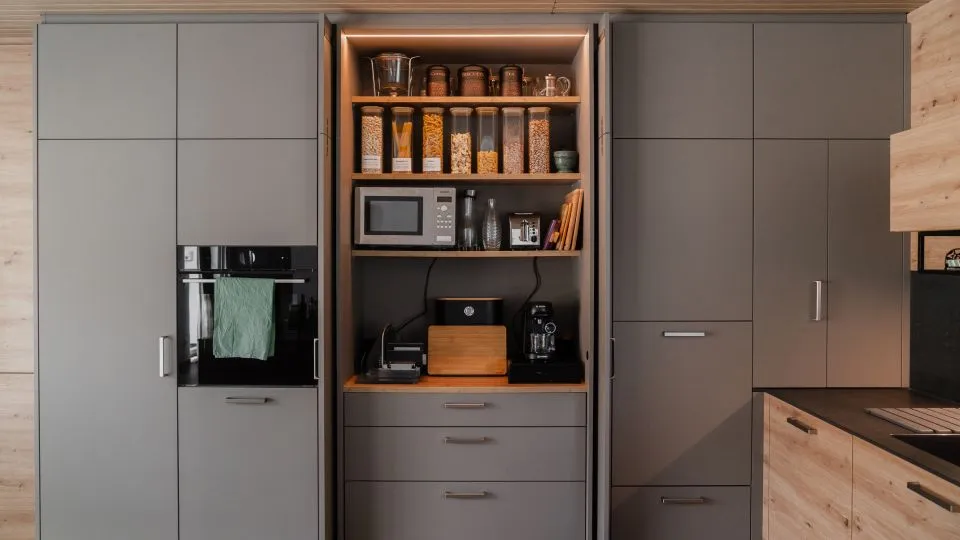 Küchenhochschrank mit integriertem Backofen, Mikrowelle und Kaffeemaschine