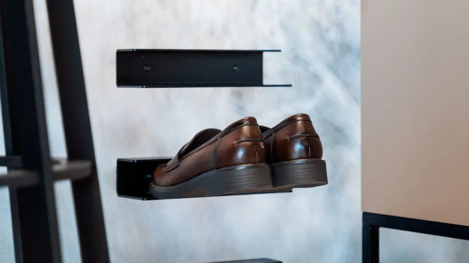 Wandablagen für Schuhe vor gemusterter Wand