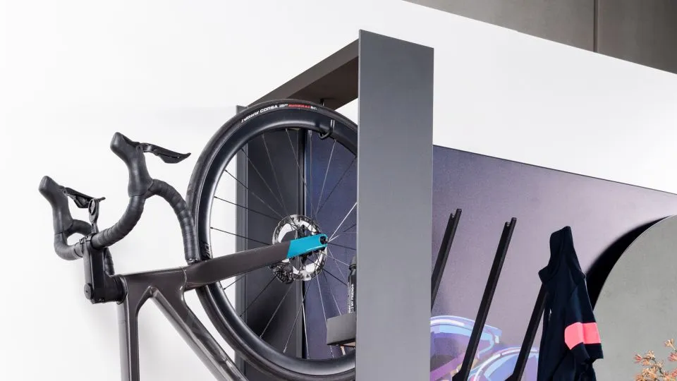 Vorzimmerschrank mit Rennrad und Radausrüstung