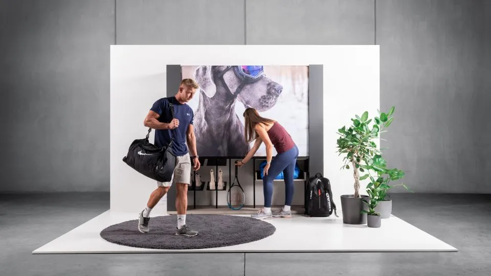 Zwei Personen an einem Vorzimmerschrank mit Sporttaschen