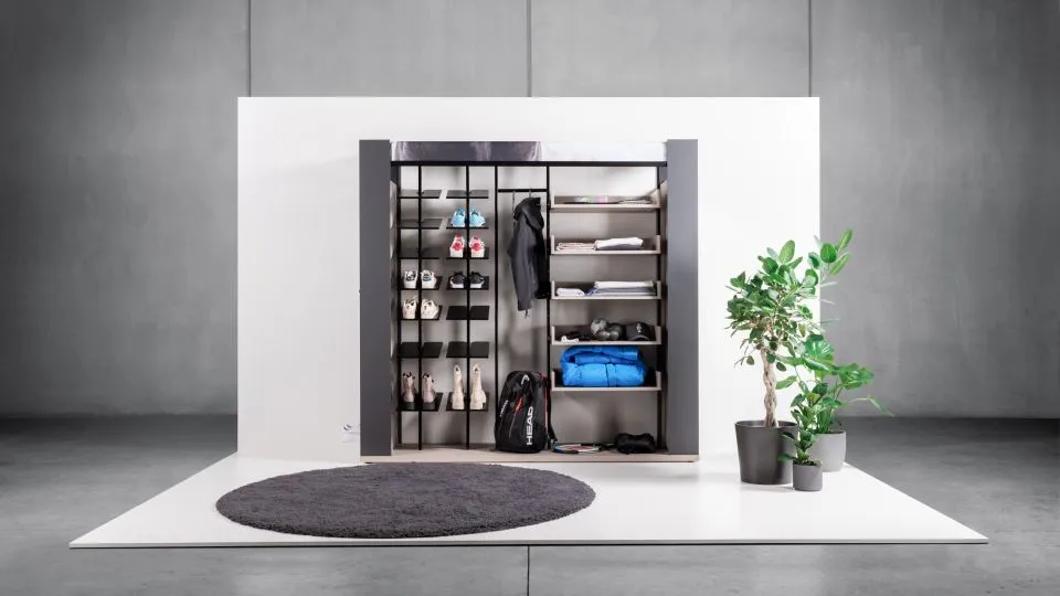 Vorzimmerschrank mit offenen Fächern für Sporttaschen und Schuhe