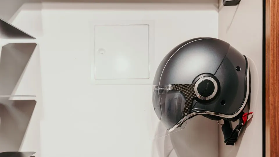 Garderobenschrank mit Schuhablagen und Helm