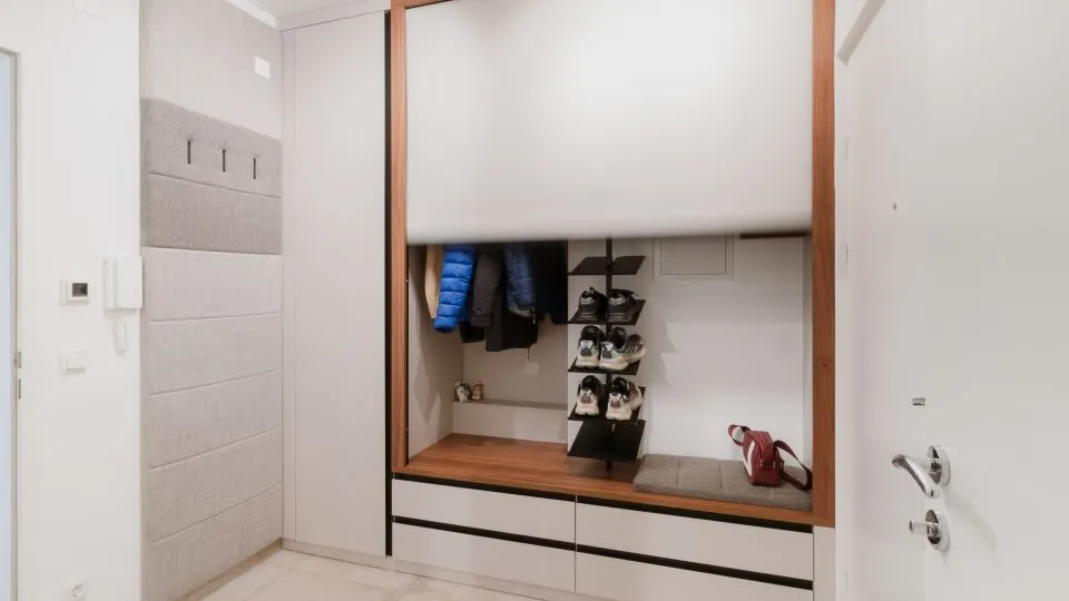 Garderobennische mit Sitzbank, Schuhen und Schubladen