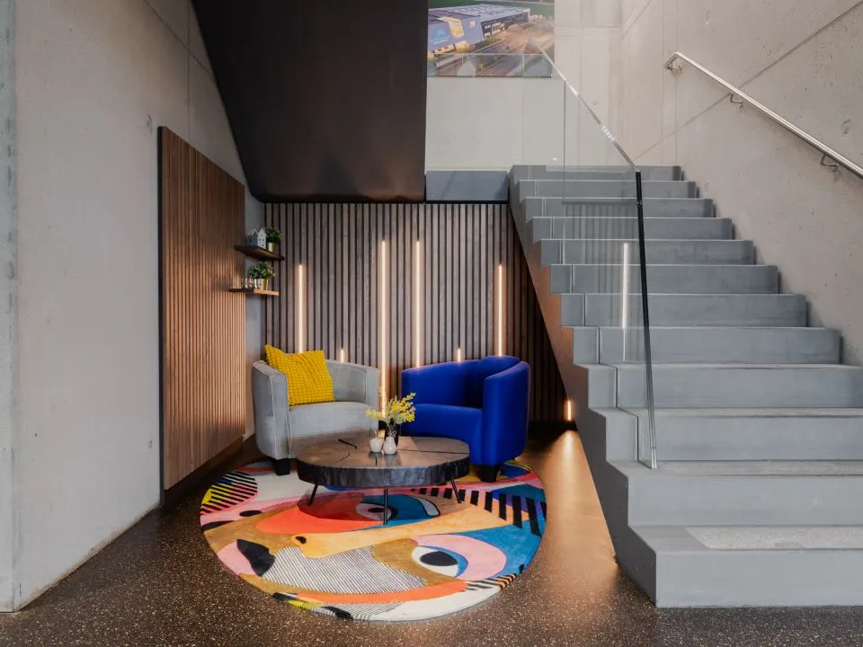 Geschäftsräume mit Sitzecke, Treppe und Sichtbeton
