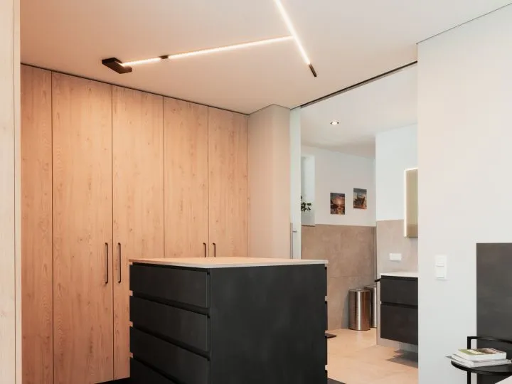 Schlafzimmer mit hellem Einbauschrank und Blick in den Flur