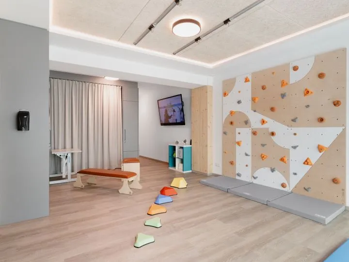 Spielzimmer mit Kletterwand, Sprossenwand und Spielgeräten