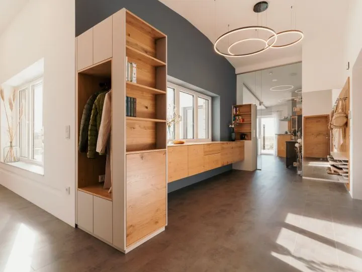 Vorzimmer mit Einbauschrank, Spiegel und Sideboard aus Holz, Blick in den Flur