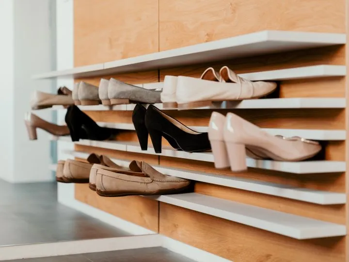 Schuhregal mit schrägen Ablagen und mehreren Paar Schuhen