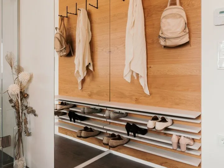 Garderobe mit Holzrückwand, Kleiderstange und Schuhablage darunter