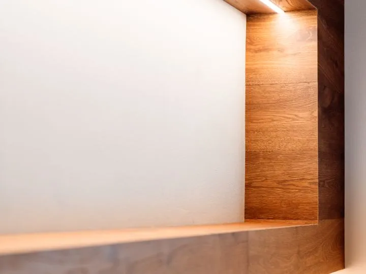 Detail: heller Wandputz trifft auf eine Holzfläche