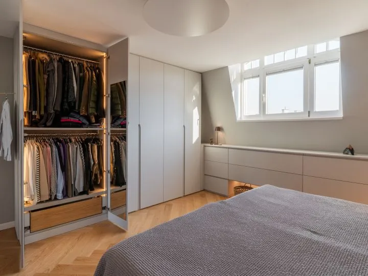Begehbarer Kleiderschrank mit offener Kleiderstange und Schrankwand