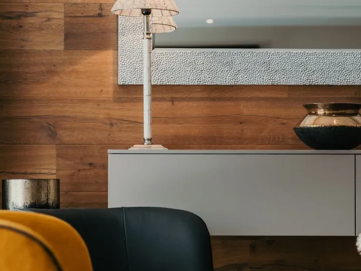 Detail einer Holzwand mit Ablage und dunkler Dekoschale