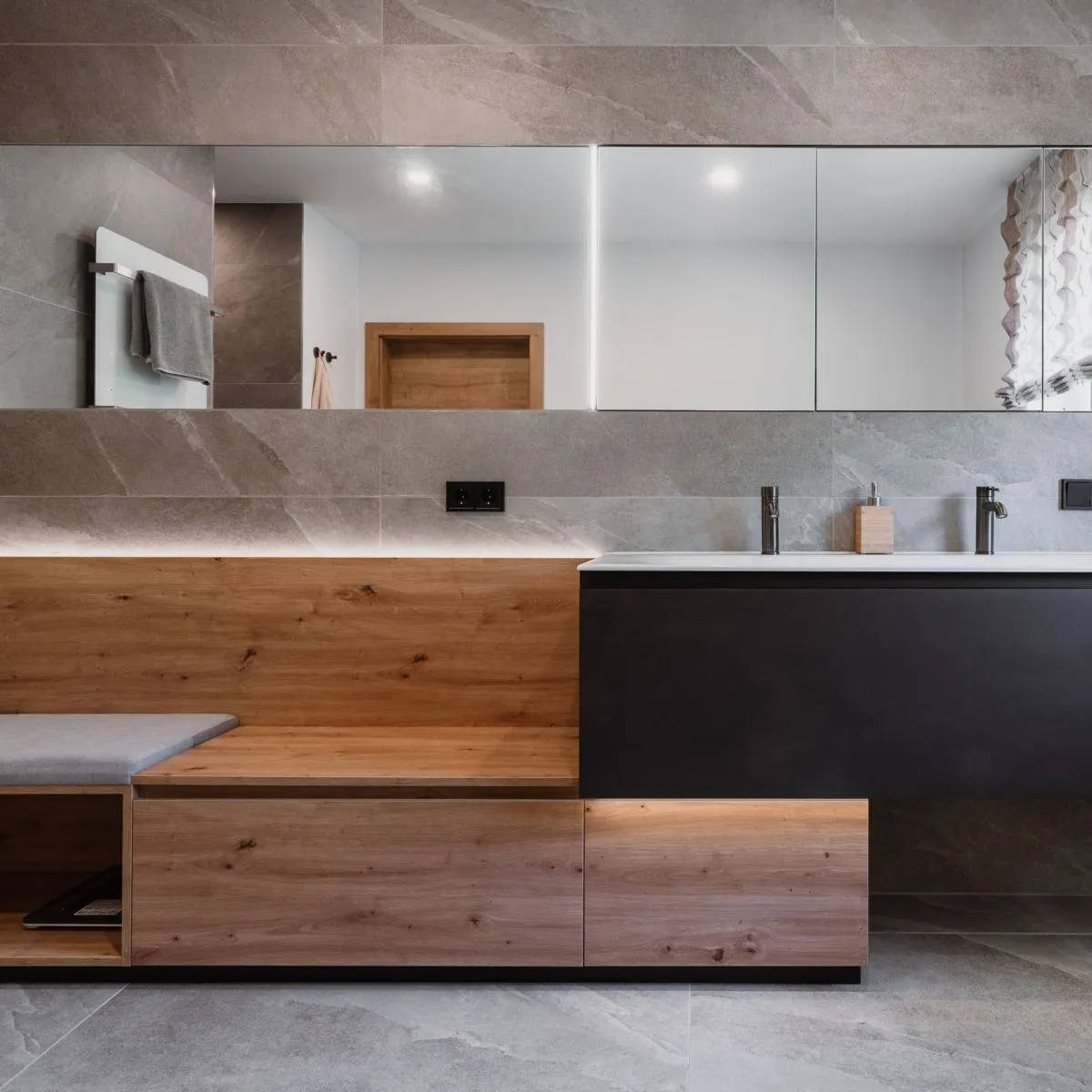 Küche mit Steinrückwand, Holzfronten und dunkler Kochinsel