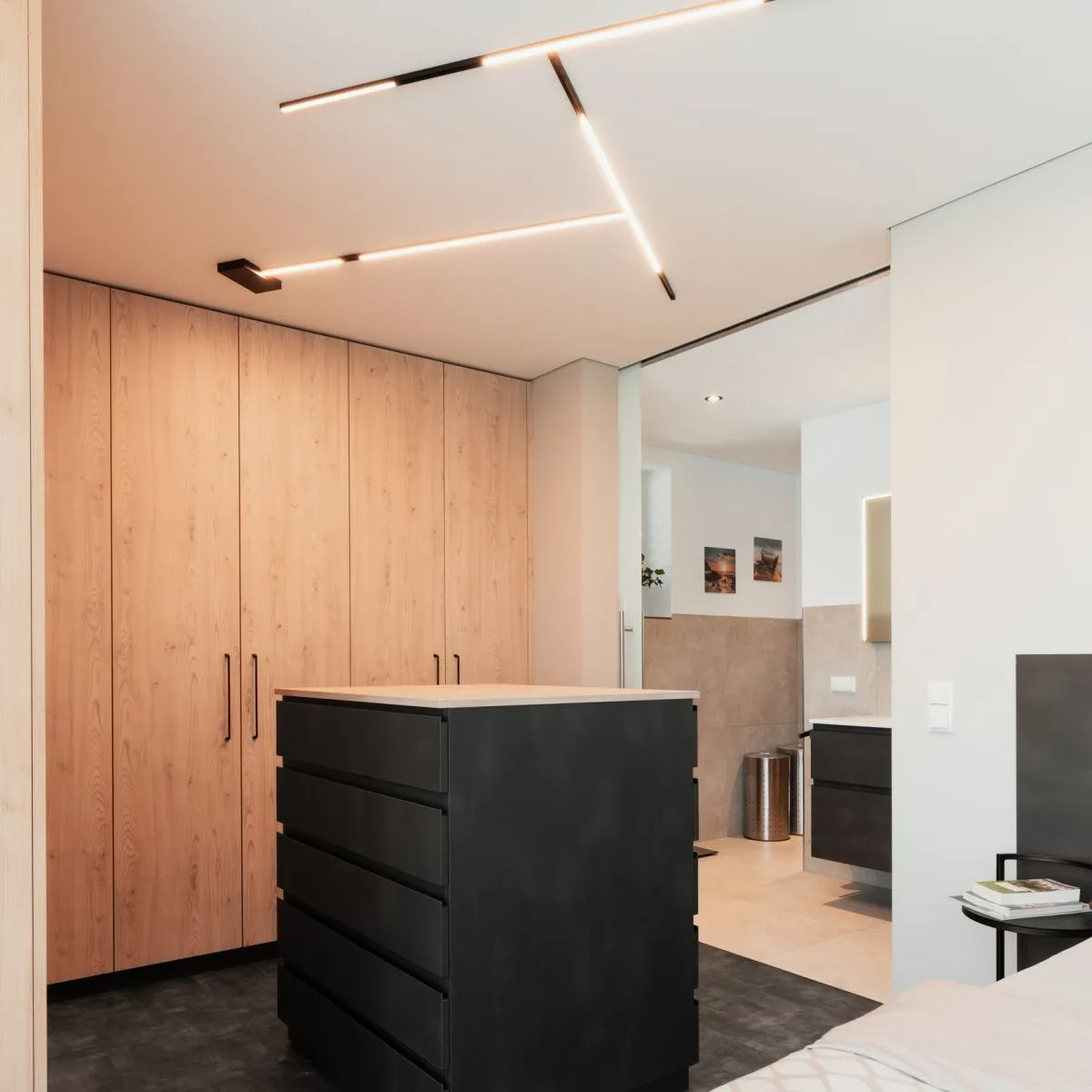 Schlafzimmer mit hellem Einbauschrank und Blick in den Flur