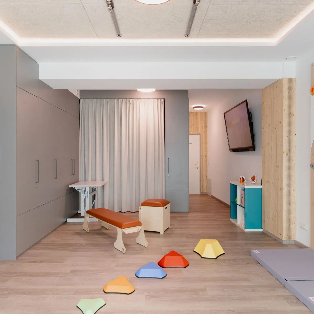 Kinderzimmer mit Kletterwand, Vorhang und Spielbereich