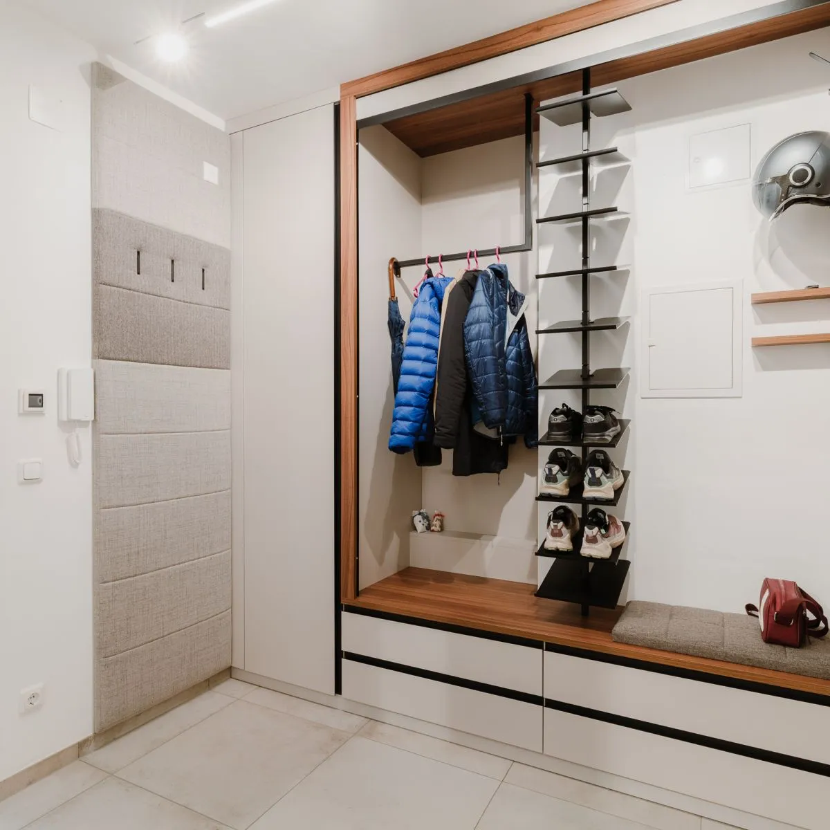 Vorzimmer mit Garderobe, Jacken und Schuhregal