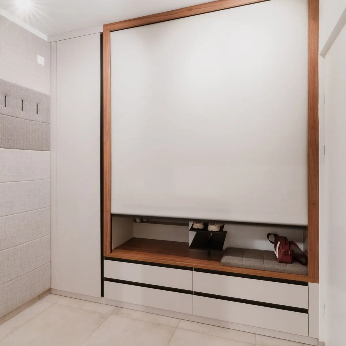 Vorzimmer mit Sitzbank und Garderobennische